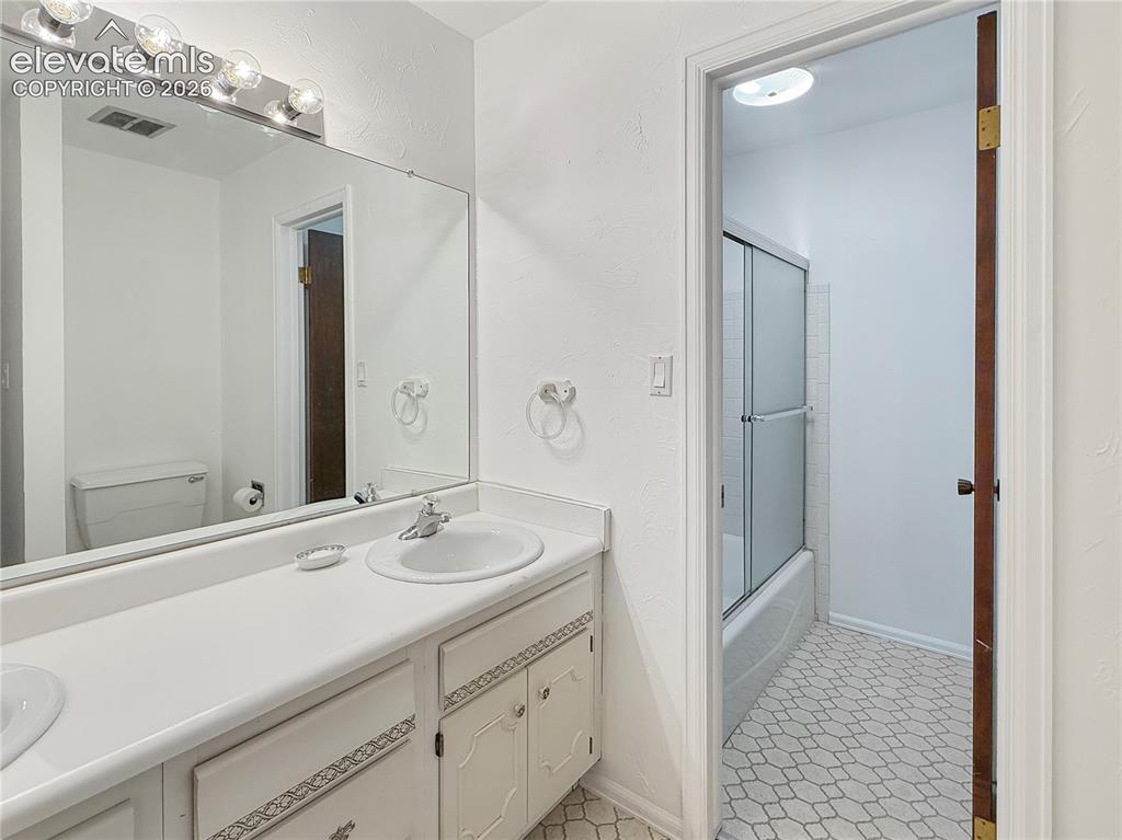 Image 12 of 19: Bathroom