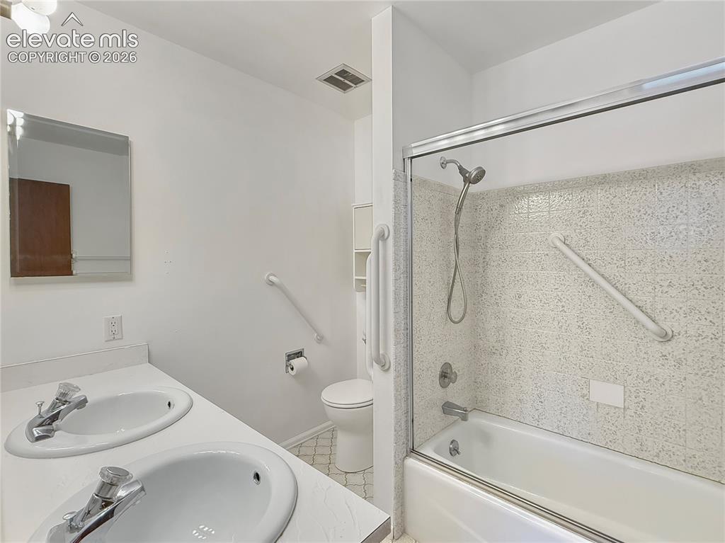 Image 15 of 19: Bathroom