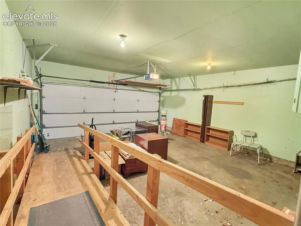 Image 16 of 19: Garage