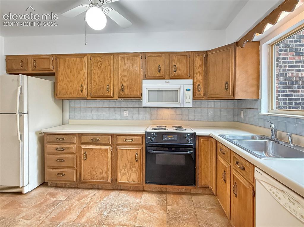 Image 8 of 19: Kitchen