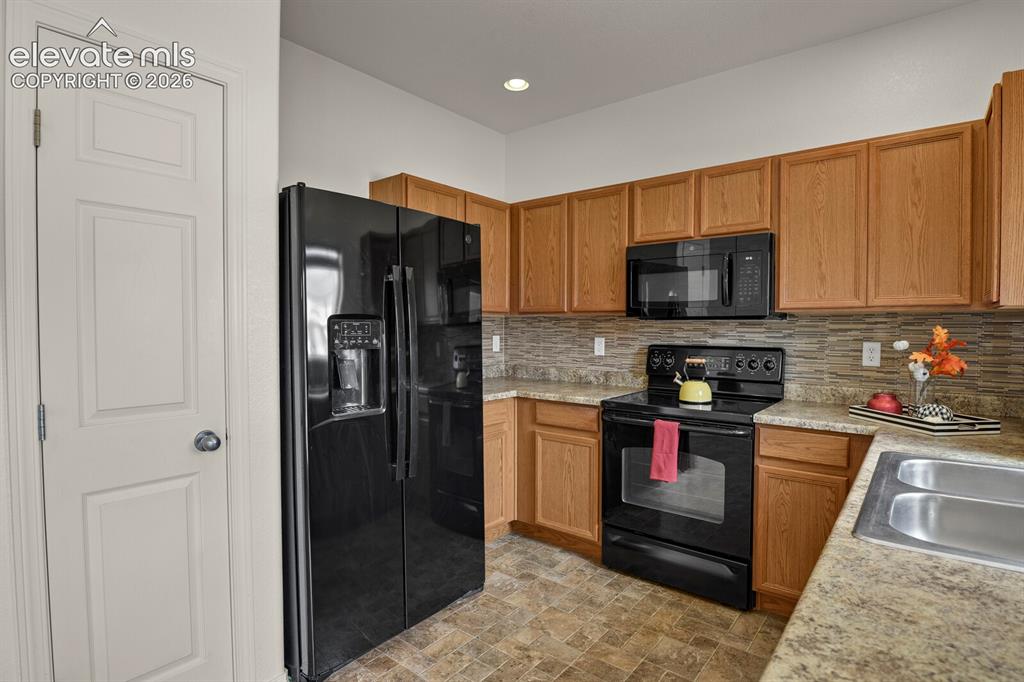 Image 13 of 28: Kitchen