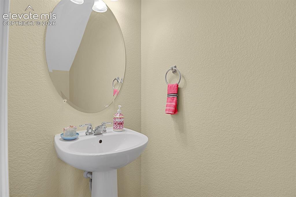Image 16 of 28: Bathroom