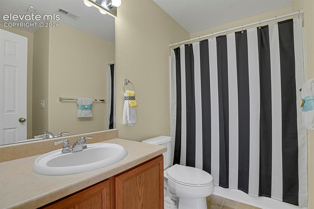 Image 19 of 28: Bathroom