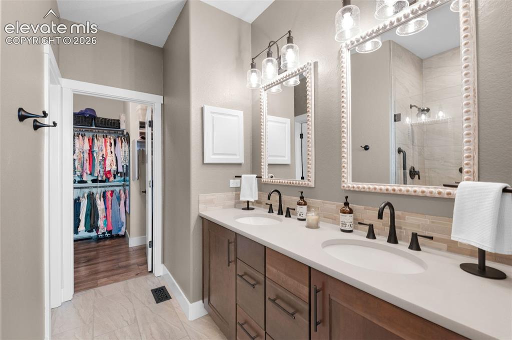 Image 16 of 48: Bathroom