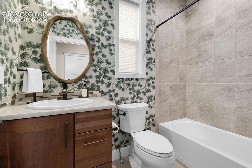 Image 21 of 48: Bathroom