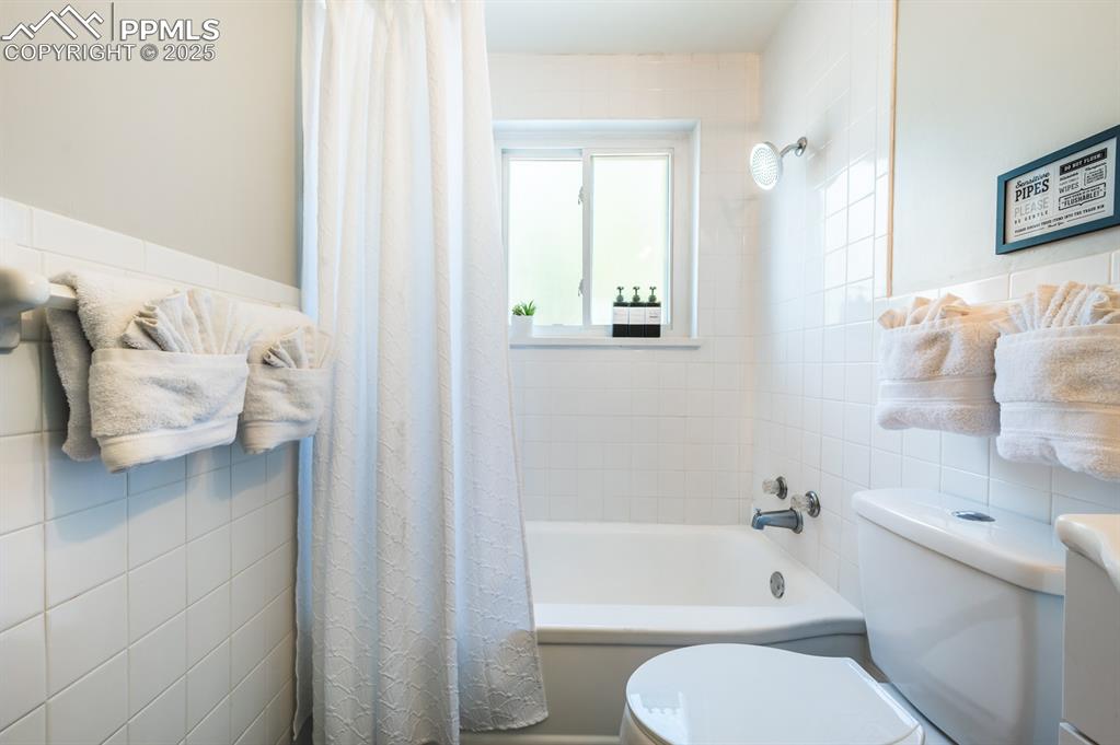 Image 13 of 27: Bathroom