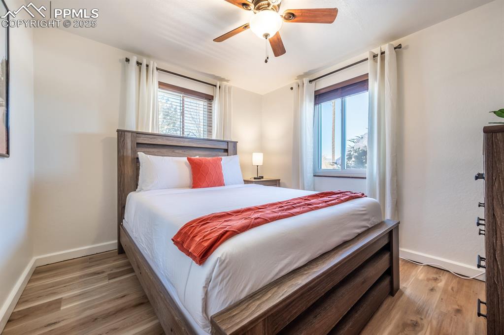 Image 23 of 27: Bedroom