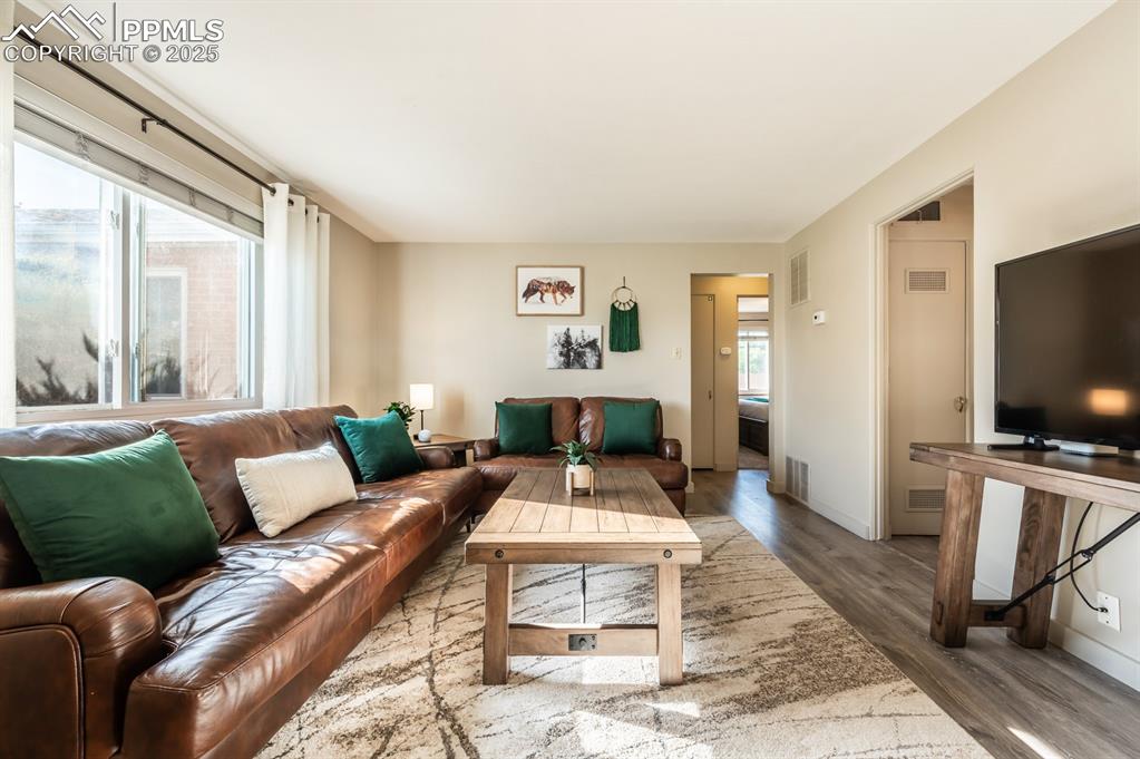 Image 4 of 27: Living Room