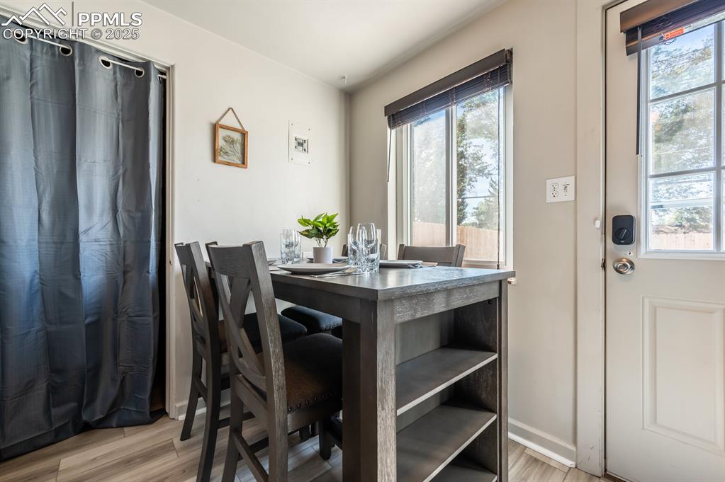 Image 8 of 27: Dining Area