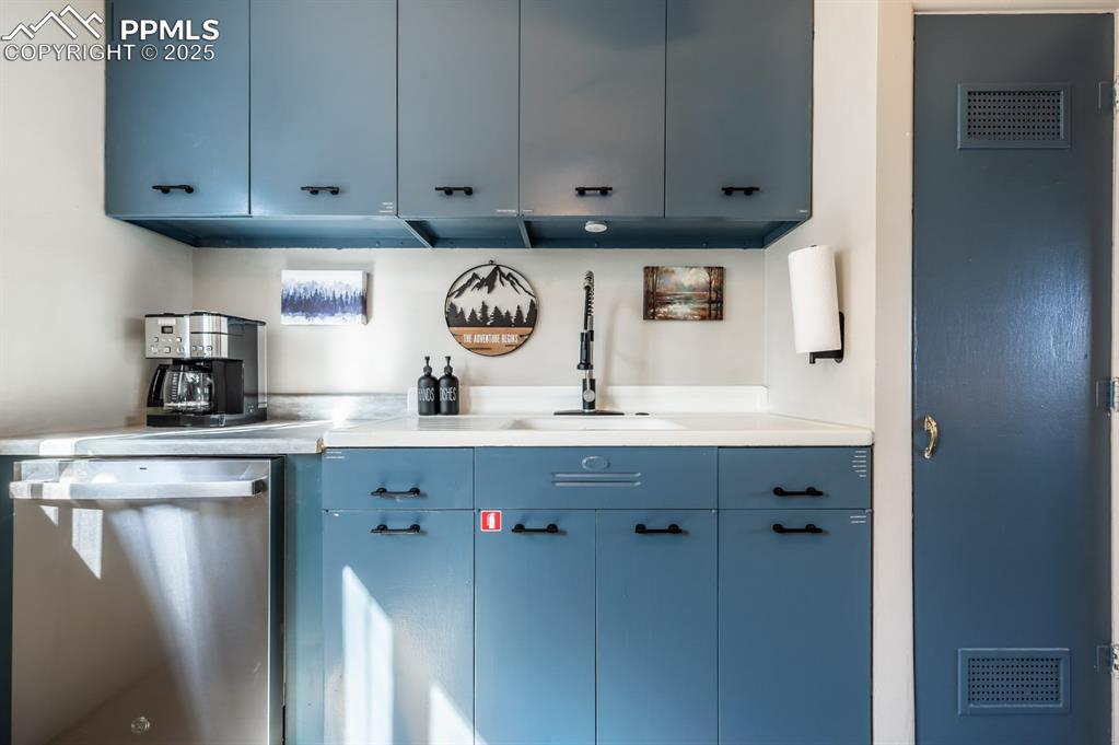 Image 9 of 27: Kitchen