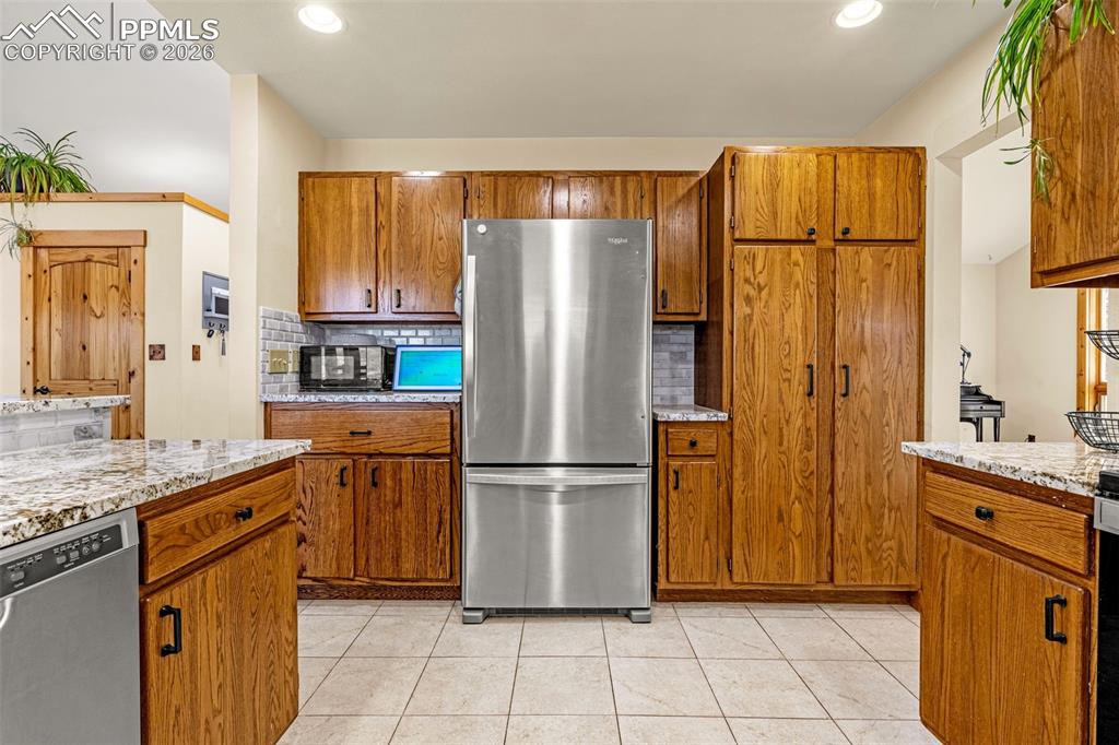 Image 10 of 40: Kitchen