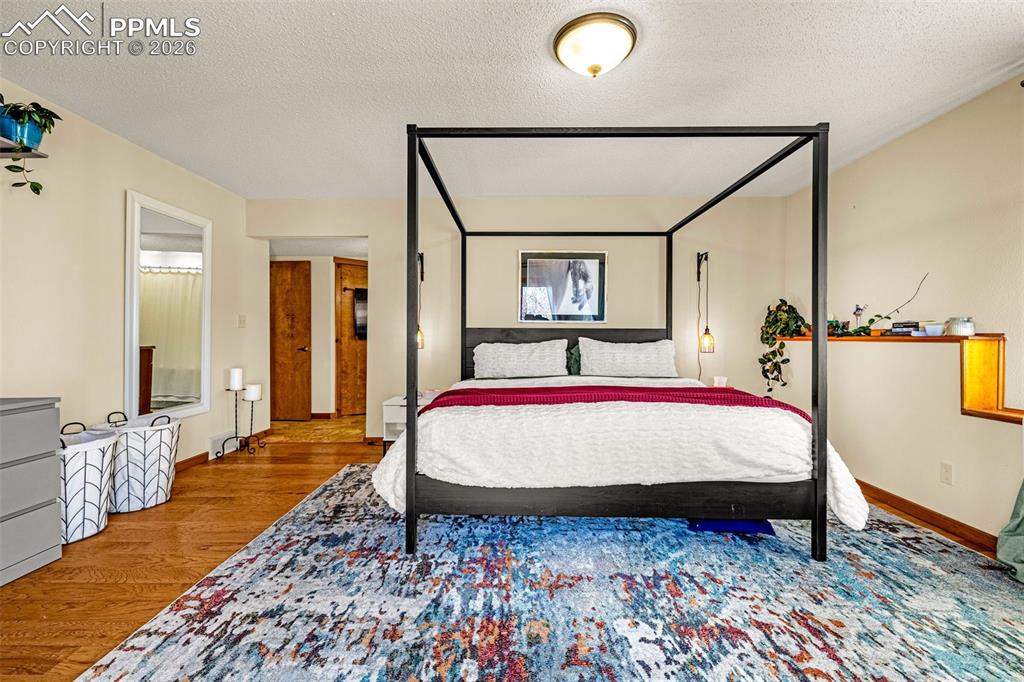 Image 22 of 40: Bedroom