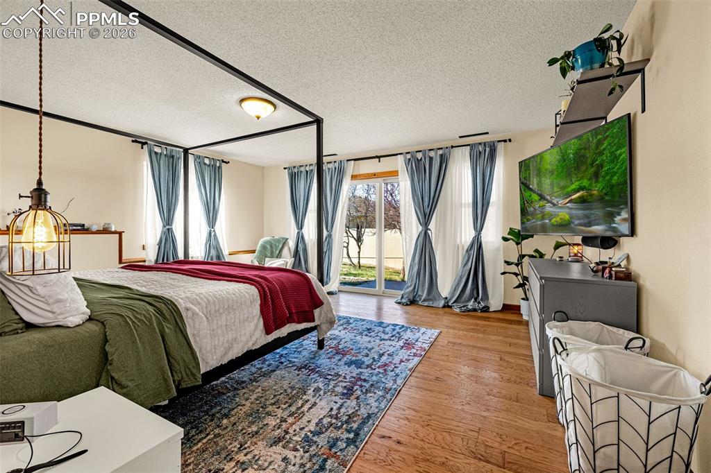 Image 23 of 40: Bedroom