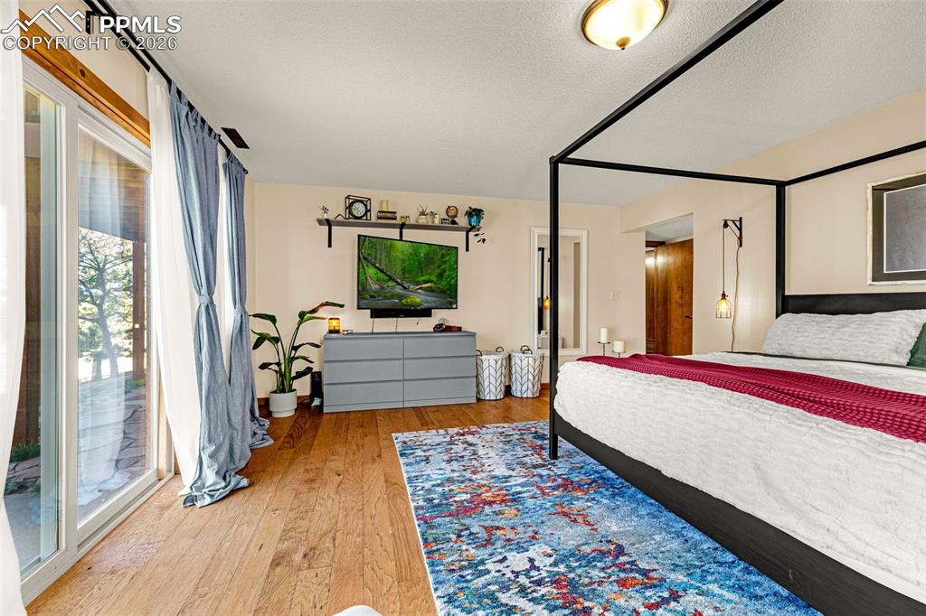 Image 24 of 40: Bedroom