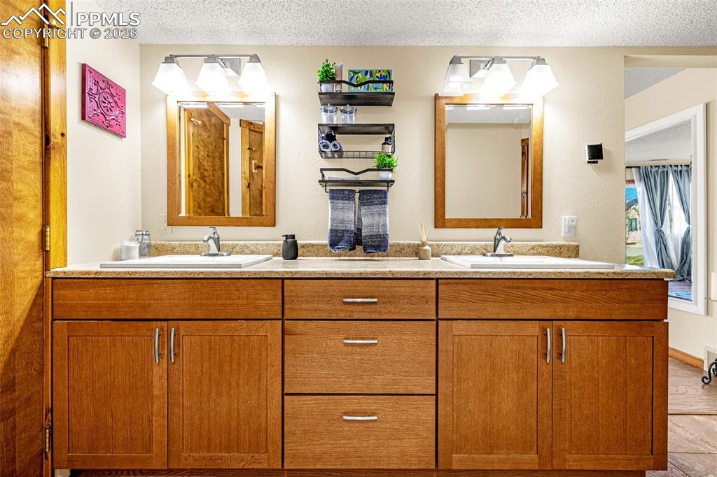 Image 27 of 40: Bathroom