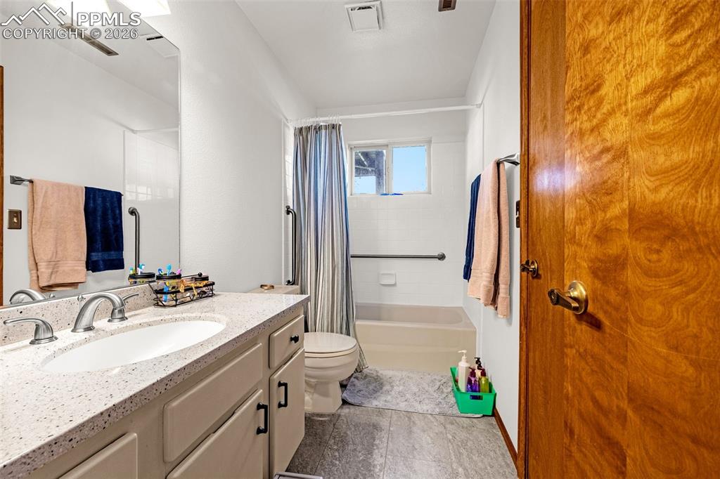 Image 30 of 40: Bathroom