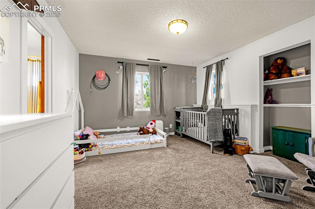 Image 32 of 40: Bedroom