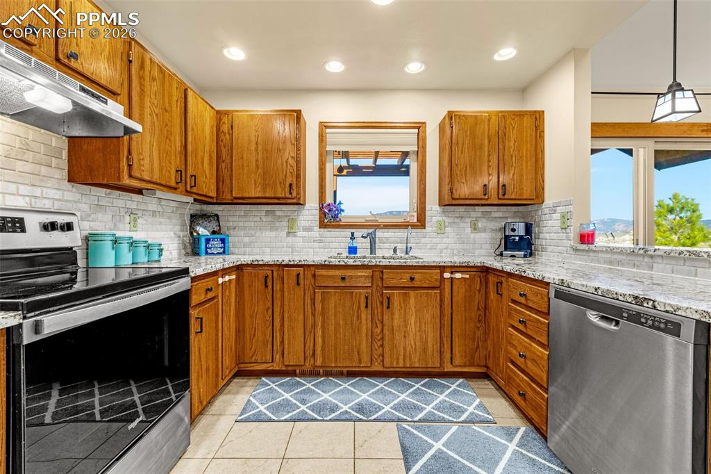 Image 9 of 40: Kitchen