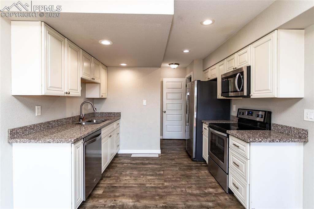 Image 14 of 32: Kitchen