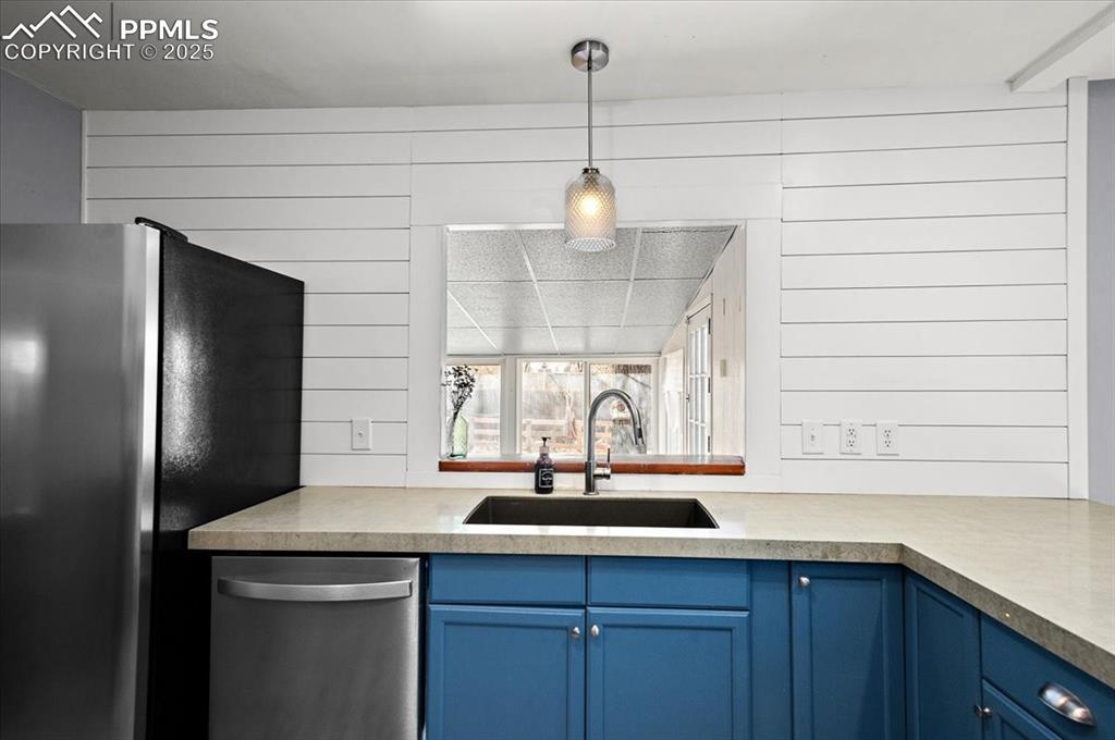 Image 11 of 32: Kitchen