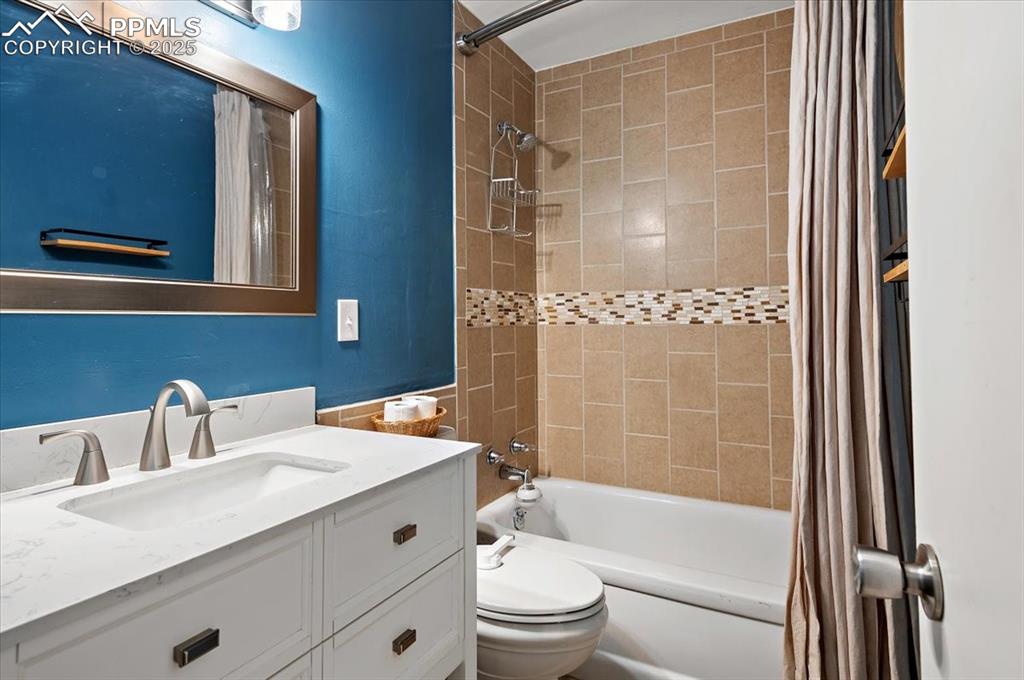 Image 14 of 32: Bathroom