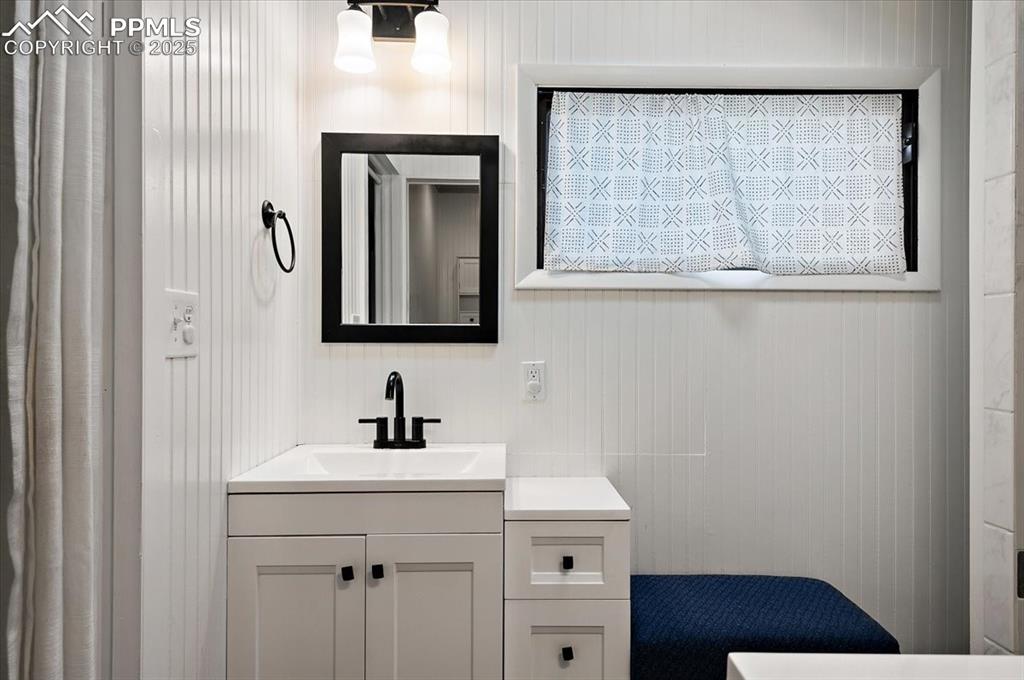 Image 20 of 32: Bathroom