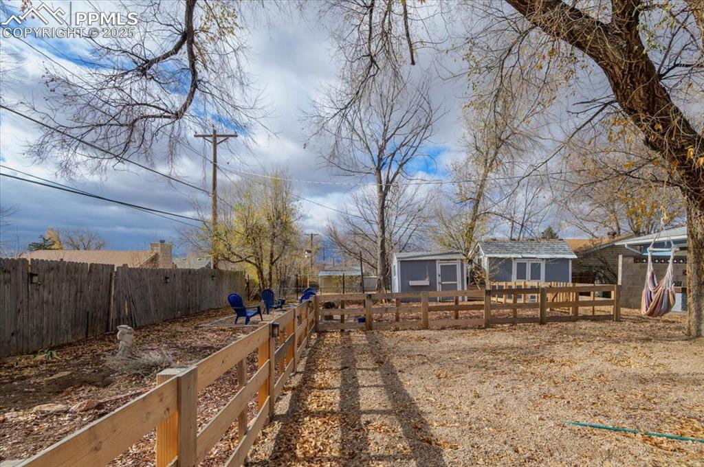 Image 25 of 32: Yard