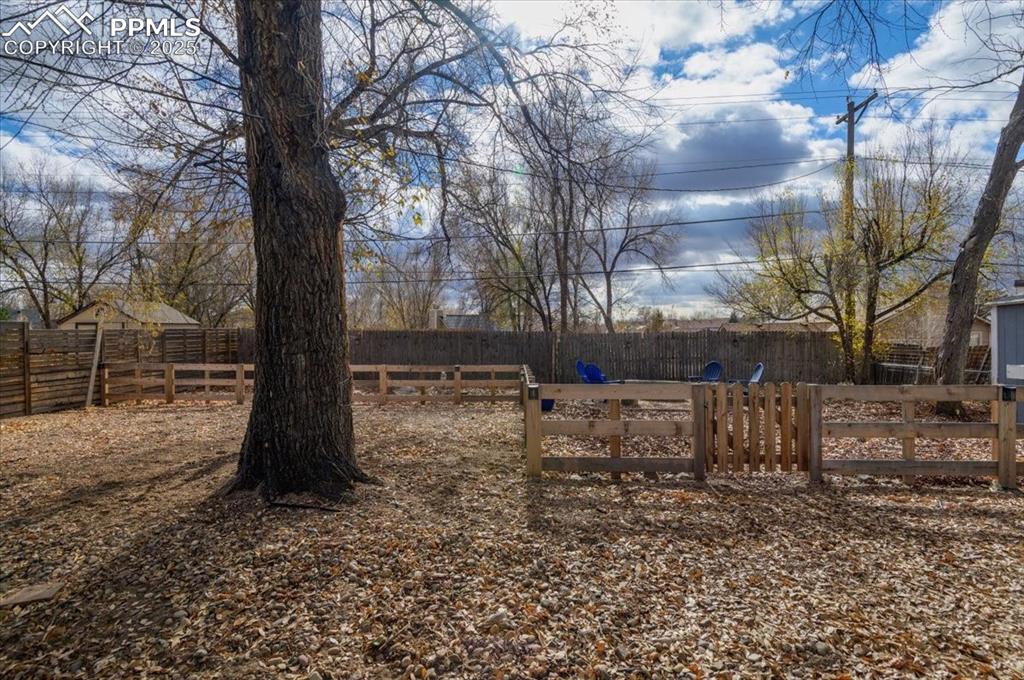 Image 27 of 32: Yard