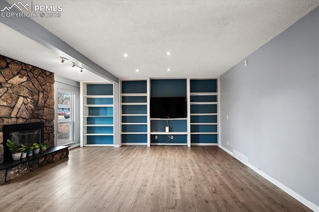 Image 4 of 32: Living Room