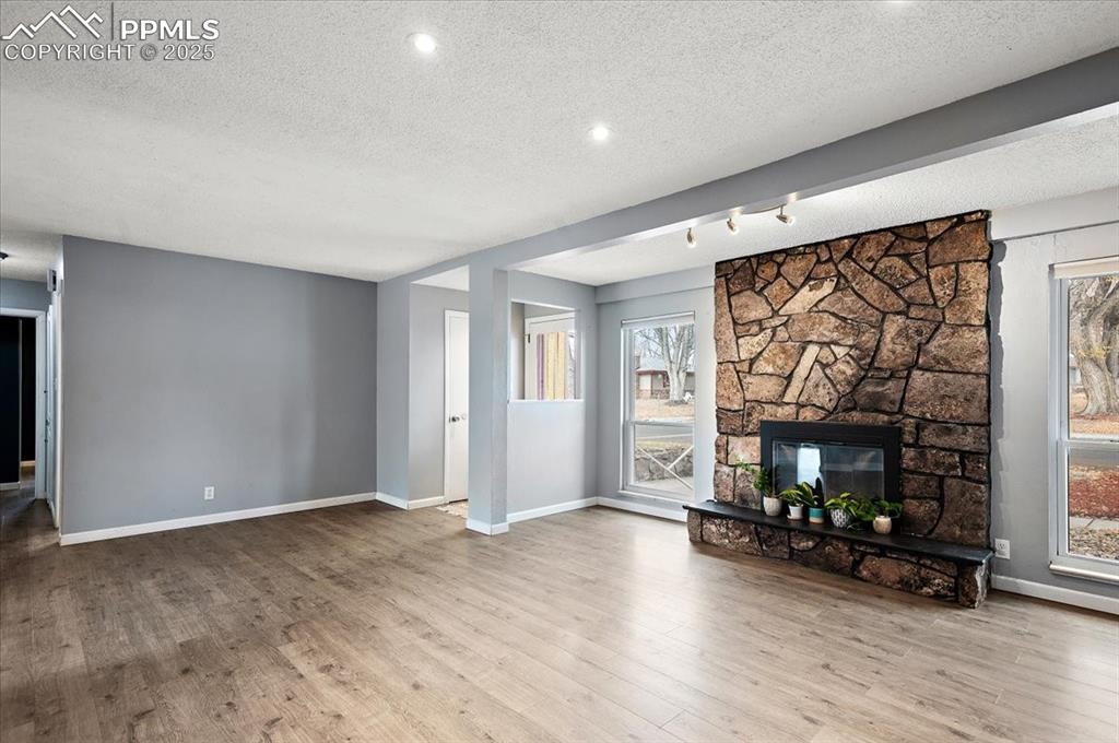 Image 5 of 32: Living Room