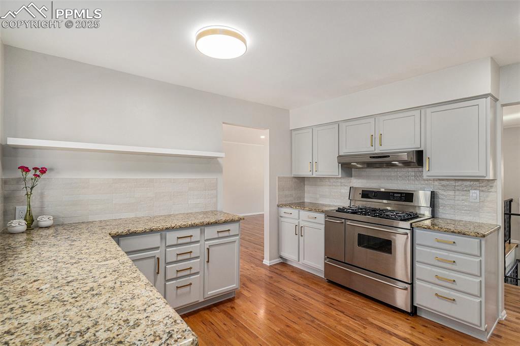 Image 2 of 26: Gorgeous NEW Oversized Gas Oven Range with LOts of Granite Counter Space!