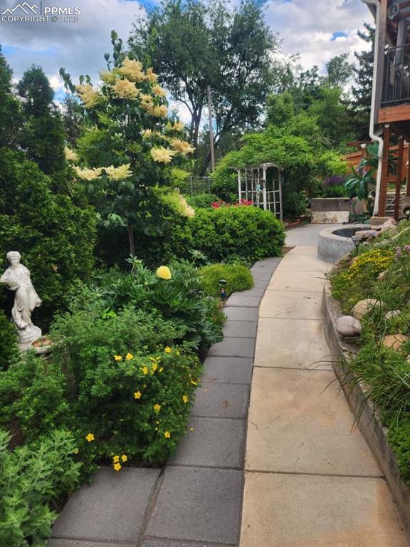 Image 22 of 26: Beautifully Landscaped!