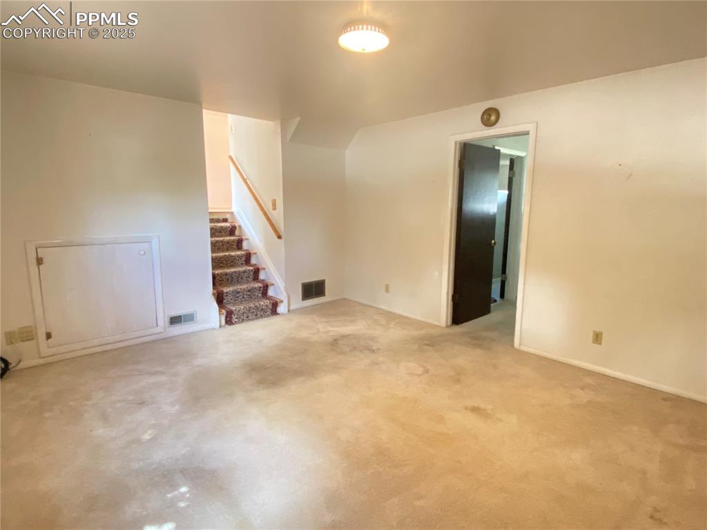 Image 10 of 20: Family Room