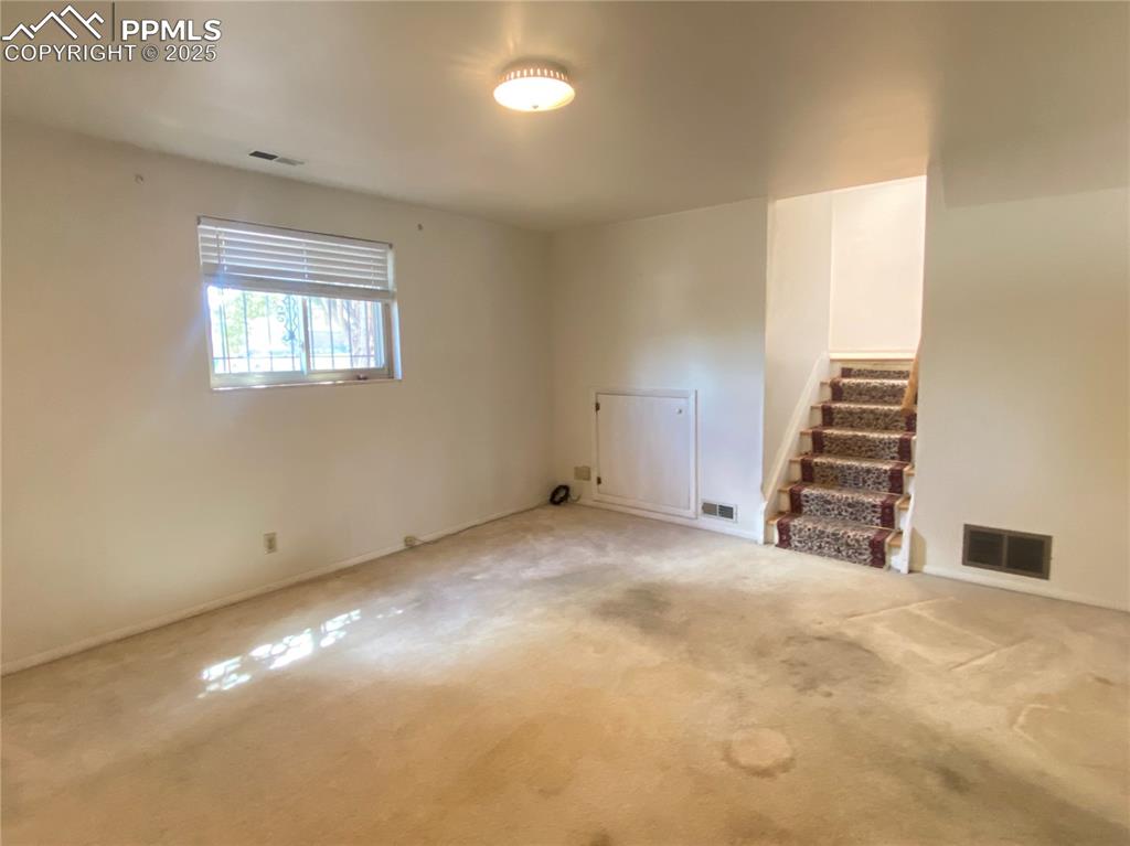 Image 11 of 20: Family Room