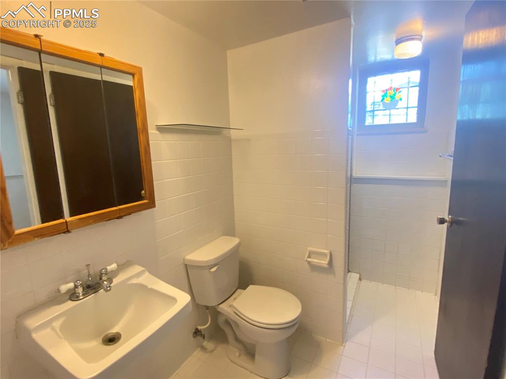 Image 13 of 20: Bathroom