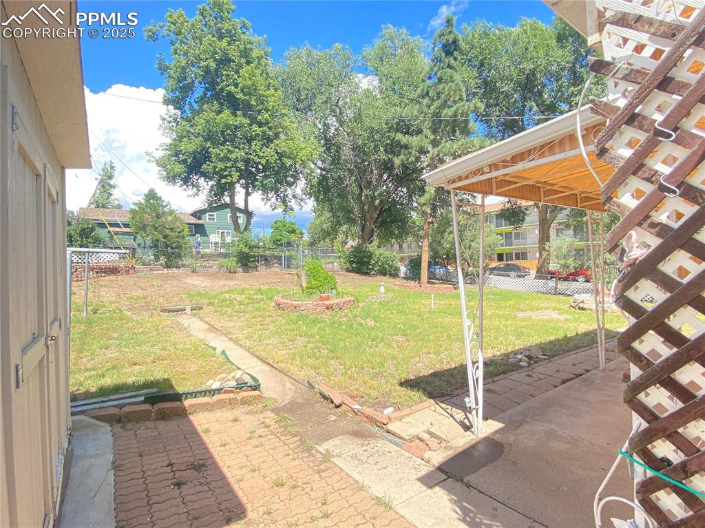 Image 15 of 20: Yard