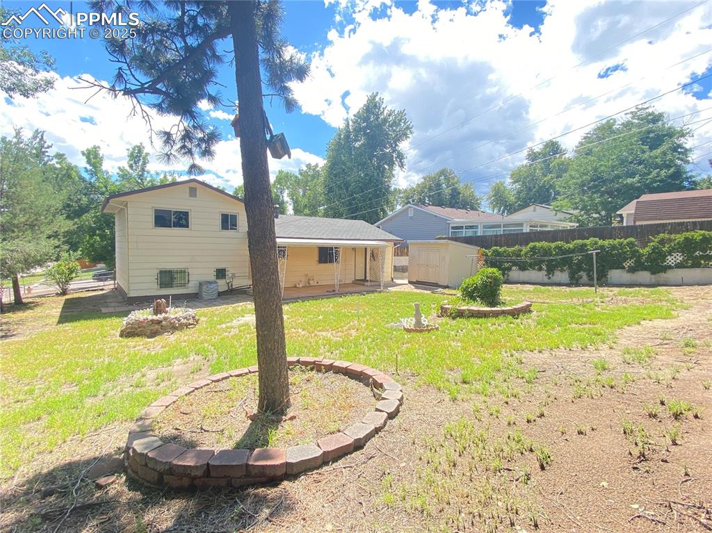 Image 18 of 20: Yard