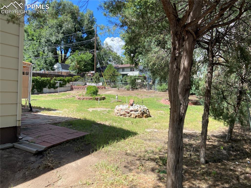 Image 19 of 20: Yard