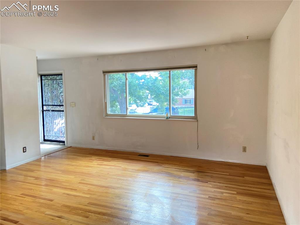 Image 2 of 20: Living Room
