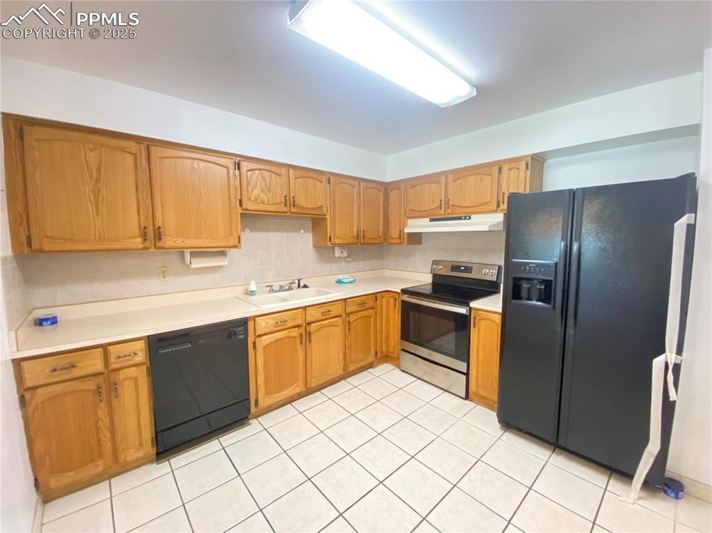 Image 4 of 20: Kitchen