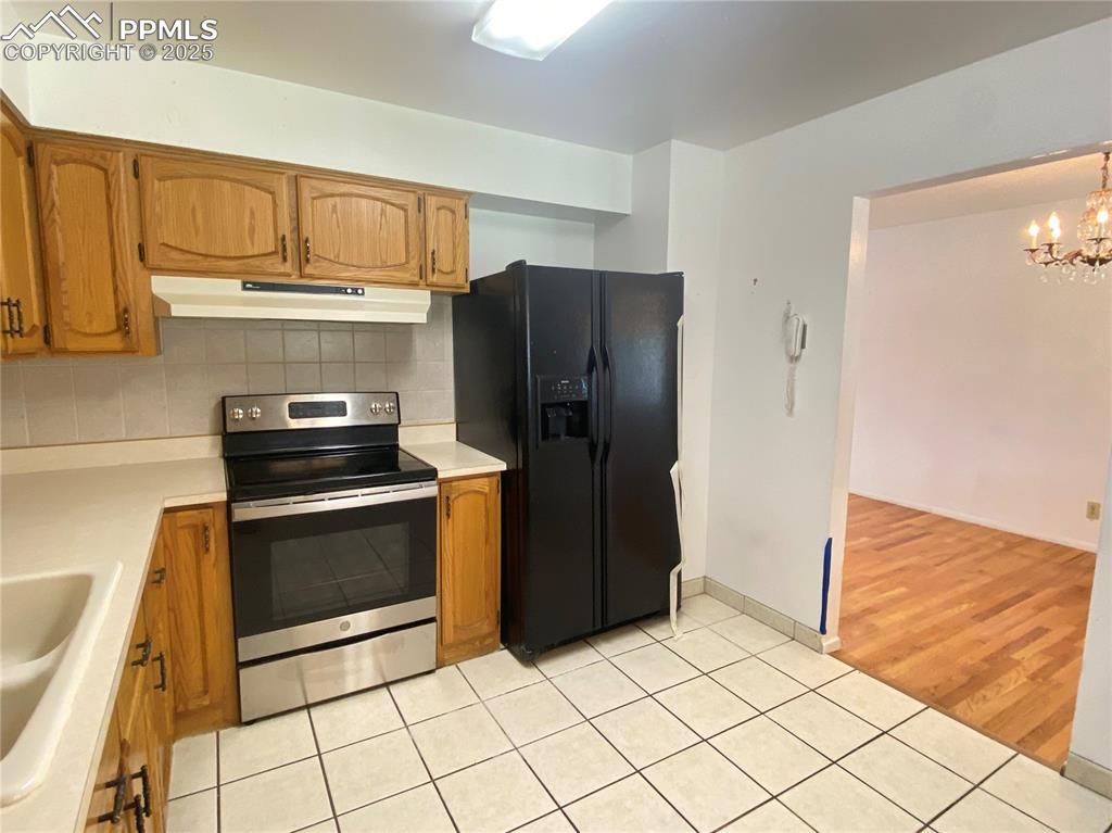 Image 5 of 20: Kitchen