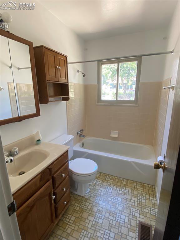 Image 6 of 20: Bathroom
