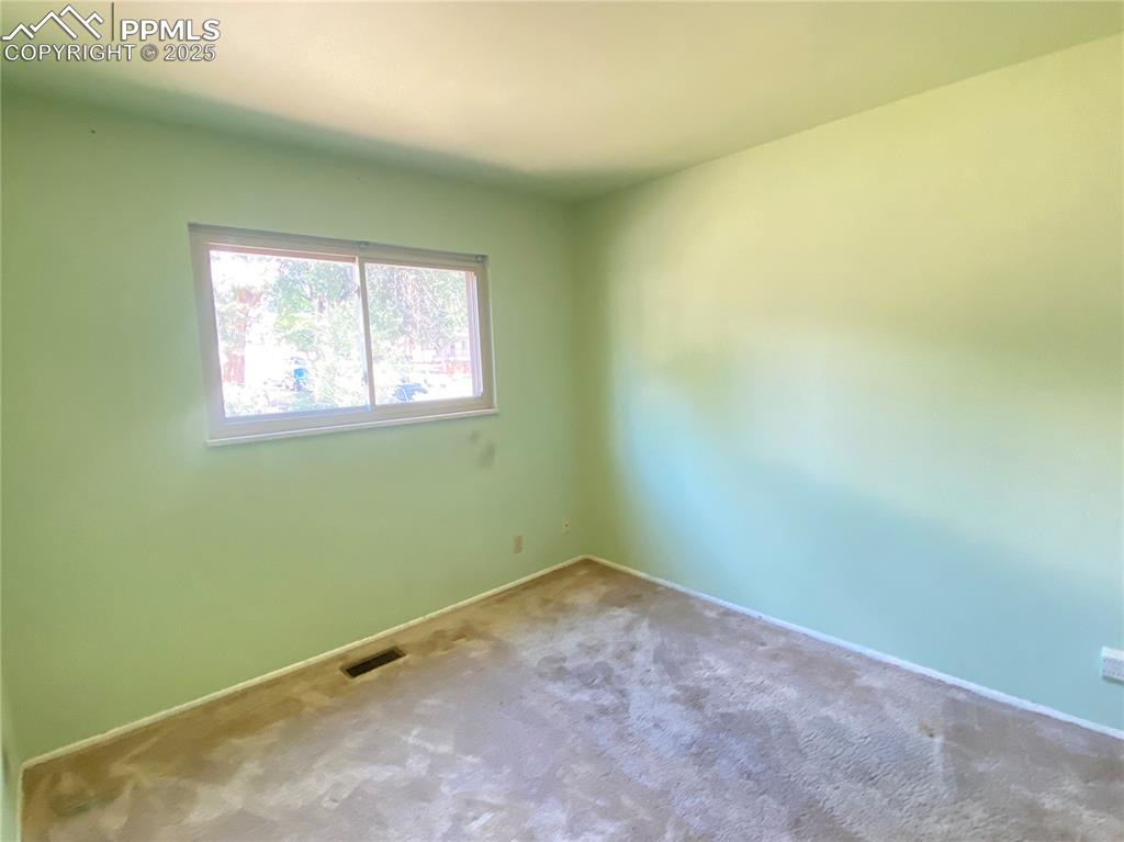 Image 7 of 20: Bedroom
