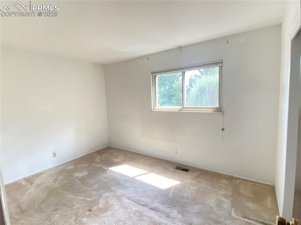 Image 9 of 20: Bedroom