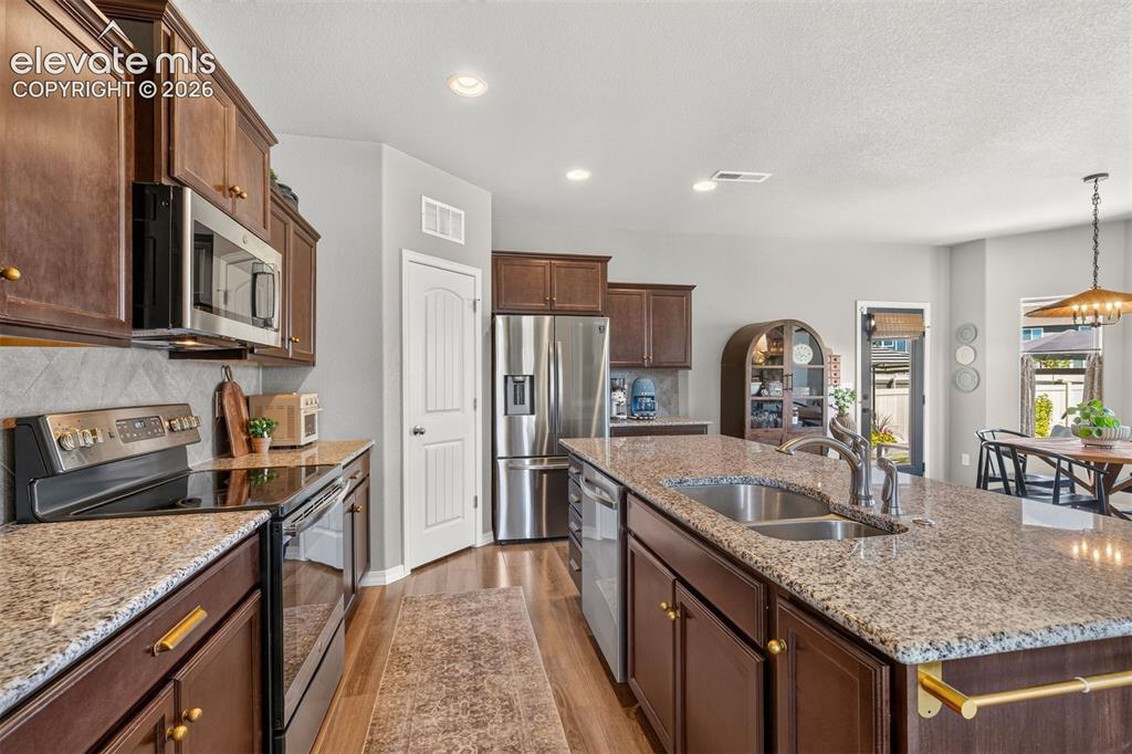 Image 10 of 30: Kitchen