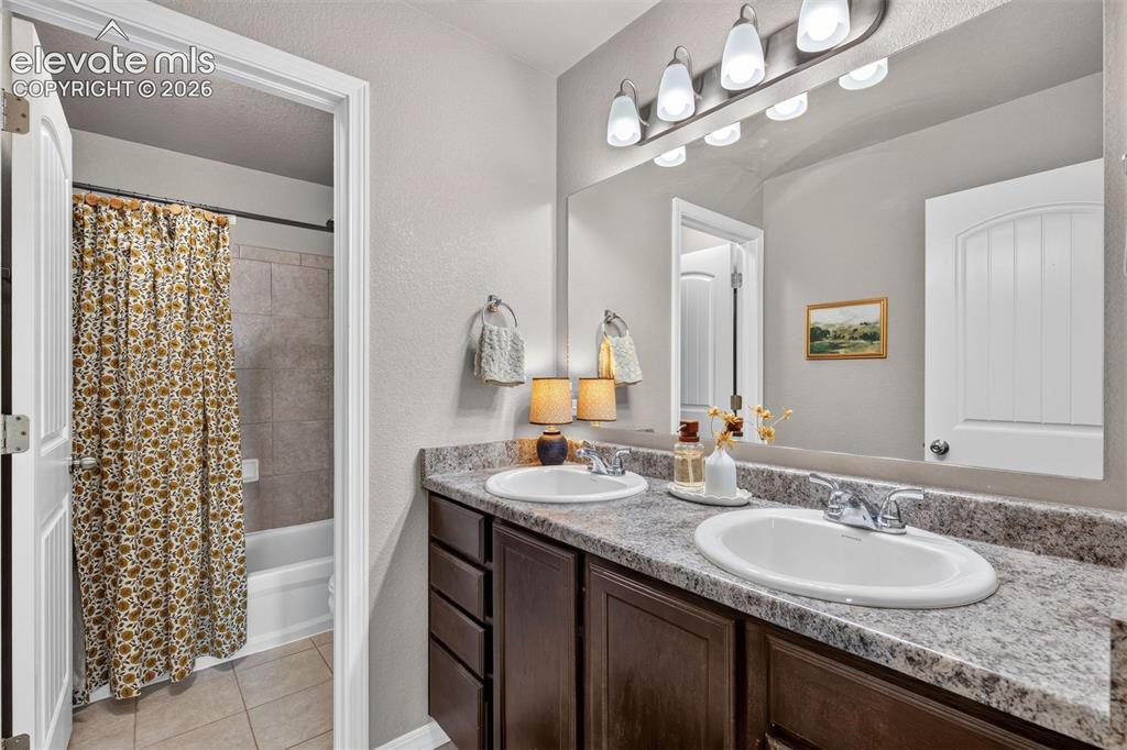 Image 17 of 30: Bathroom