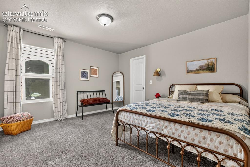 Image 18 of 30: Bedroom