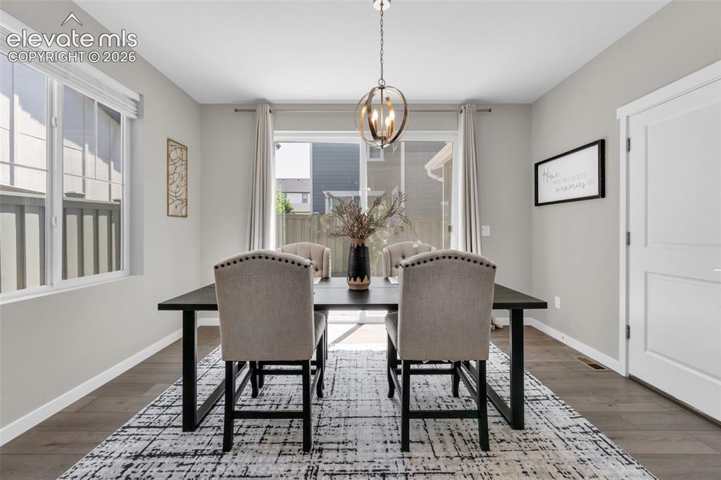 Image 21 of 49: Dining Area