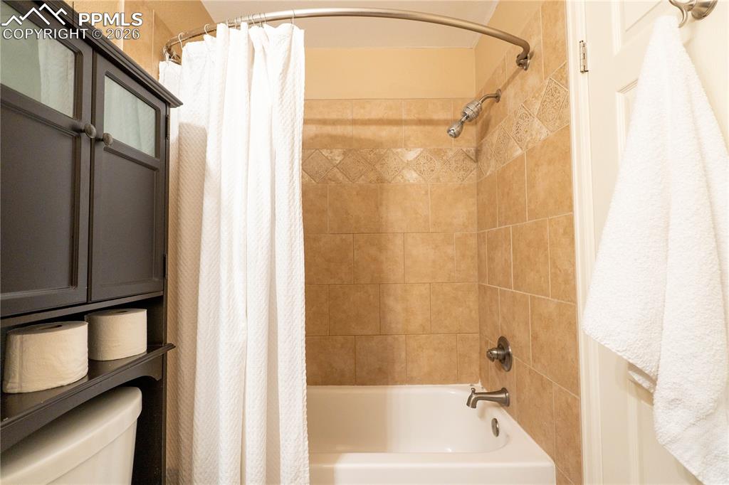 Image 15 of 24: Bathroom