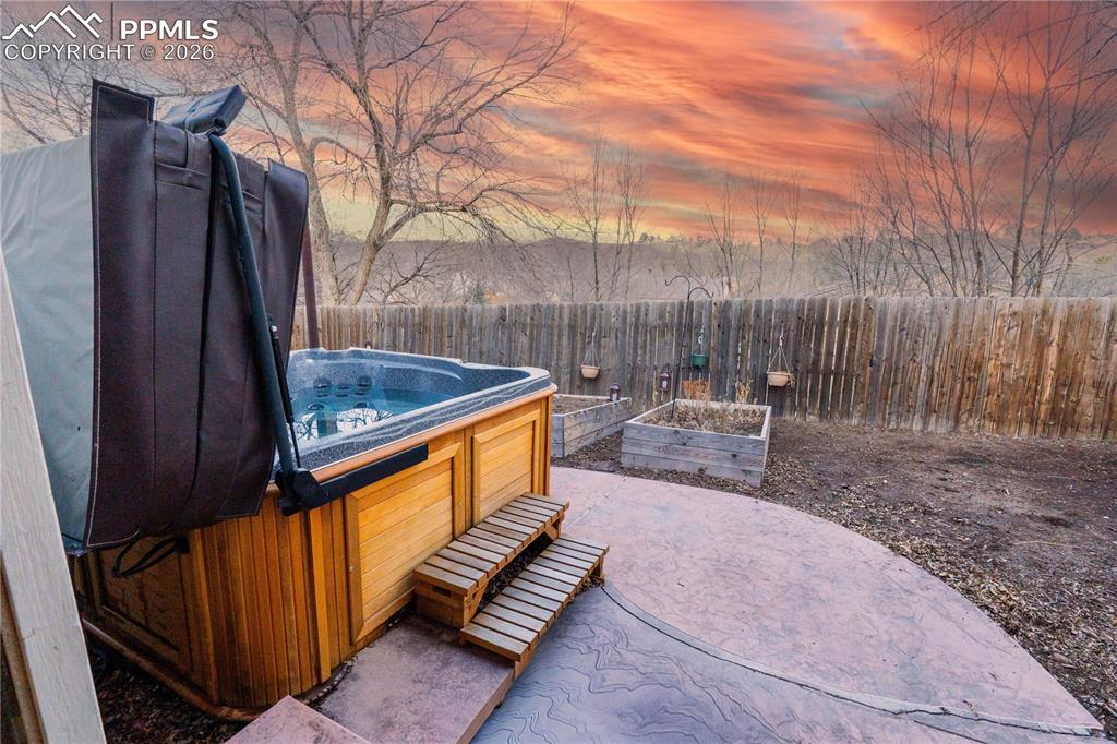 Image 21 of 24: Patio